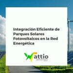 Parque solar fotovoltaico conectado a la red eléctrica, con paneles solares, subestación y líneas de transmisión.