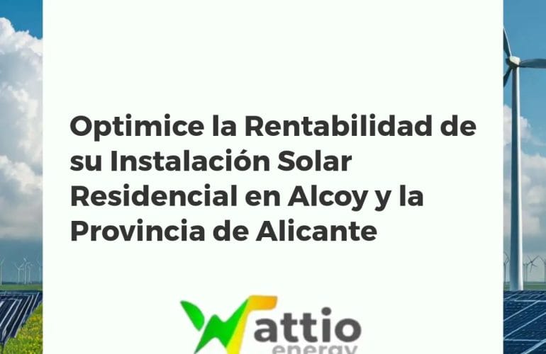 Paneles solares fotovoltaicos instalados en el tejado de una vivienda residencial en Alcoy, con el sol brillante reflejándose