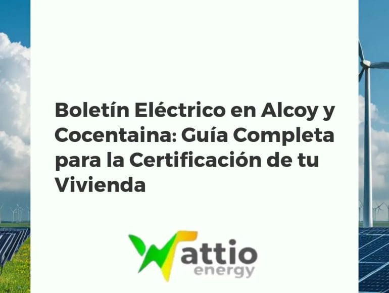 Electricista autorizado revisando cuadro eléctrico para emitir boletín en vivienda de Alcoy